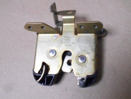 Takaluukun lukkolaite  alkuper&auml;isosa  FORD 6584046.  90BB-A43102-AB.    Ford Sierra Mk2 Hatchback,  1990-1993.