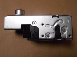 Vasemman etuoven lukkolaite  alkuper&auml;isosa  FORD 4897585.  YC1AV21813AP.    Ford Transit Mk6,  2000-2006.   Ford Transit Mk7,  2006-2014.