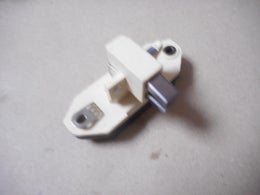 J&auml;nnitteens&auml;&auml;din LUCAS 21221348,  UCB402.  28.3V.  OE ﻿BOSCH 1 197 311 317.  ﻿﻿VOLVO 244344,  FIAT 4701484, ym. Lukuisiin kuorma-autoihin Bosch -laturilla.