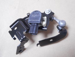 Ajovalon korkeudens&auml;&auml;d&ouml;n  sensori  eteen  alkuper&auml;isosa  HONDA 33136-TL0-G02.      Honda Accord VIII Sedan  CU,  2009.   Honda Accord VIII Farmari  CW,  2009