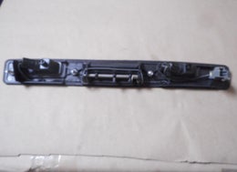 Takaluukun avauskahva rekisterikilven valoilla alkuper&auml;isosa VOLVO 9154717.   Volvo V70 II,   Volvo XC70 II,  2001-2007