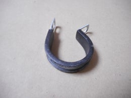 Moottorin johtosarjan maadottuva kiinnitin alkuper&auml;isosa VOLVO 949997.  Volvo S60, 2001-2007. Volvo S80, 1999-2006.  Volvo XC60, 2009-2016.  Volvo V70, 2001-2010.  Volvo V70 XC, 2001-2007.  Volvo XC70, 2008-2015