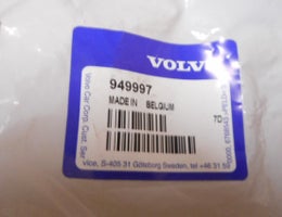 Moottorin johtosarjan maadottuva kiinnitin alkuper&auml;isosa VOLVO 949997.  Volvo S60, 2001-2007. Volvo S80, 1999-2006.  Volvo XC60, 2009-2016.  Volvo V70, 2001-2010.  Volvo V70 XC, 2001-2007.  Volvo XC70, 2008-2015