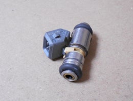 Injektori,  s&auml;hk&ouml;inen  alkuper&auml;isosa  RENAULT 77 00 873 489.   1.4 16V,  1.6 16V:   Renault Clio II  1999-04,   Renault Laguna I  1997-01,  Renault Megane I  1999-03,   Megane Scenic  1998-99,   Renault Scenic I  1999-03.