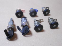 Lukkosylinterisarja  alkuper&auml;isosa  FORD 1074765.  95VB-B22050-HG.  Ford Transit Mk4 Bussi  (VE83),  1994-2000.  Ford Transit Mk4 Van   (VE83),  1994-2000.   Ford Transit Mk4 Tourneo, 1994-2000.