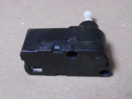 Ajovalon korkeudes&auml;&auml;t&ouml;  moottori  alkuper&auml;isosa  FORD 1041664.  Ford Galaxy Mk1  (WGR),  1995 - 2006.  Ford Puma  Hatchback,  1997 - 2002