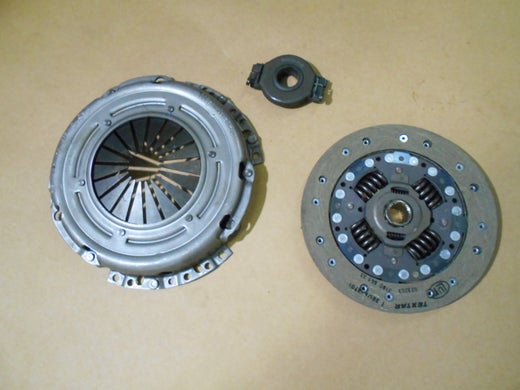 Kytkinpaketti SACHS 3000 333 001.  OE VW 052 141 025 L, ym.   VW Polo II Hatchback 86C, 80, (1.3 Cat), 1989-1991.  VW Polo II Coupe 86C, 80, (1.3,  1.3 Cat), 1989 -1994,