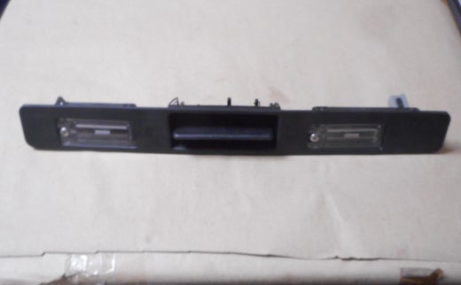 Takaluukun avauskahva rekisterikilven valoilla alkuper&auml;isosa VOLVO 9154717.   Volvo V70 II,   Volvo XC70 II,  2001-2007