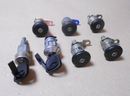 Lukkosylinterisarja  alkuper&auml;isosa  FORD 1074765.  95VB-B22050-HG.  Ford Transit Mk4 Bussi  (VE83),  1994-2000.  Ford Transit Mk4 Van   (VE83),  1994-2000.   Ford Transit Mk4 Tourneo, 1994-2000.